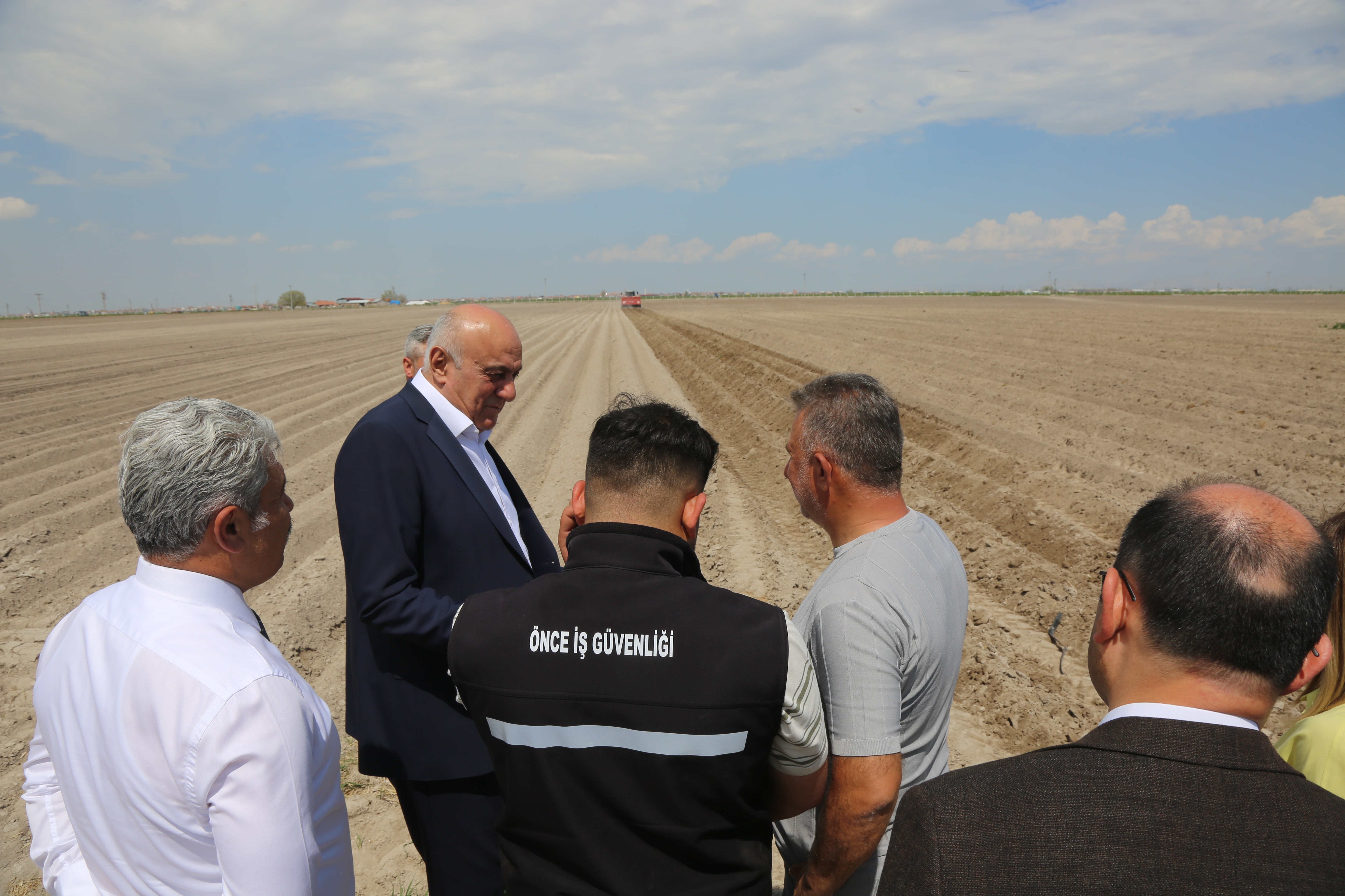 BAŞKAN ERKOYUNCU PATATES EKİMİNE KATILDI: BAĞIMLILIK BİTİYOR, KAPASİTE ARTIYOR!