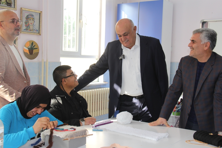 BAŞKAN ERKOYUNCU, ÖZEL EĞİTİM ÖĞRENCİLERİYLE BULUŞTU